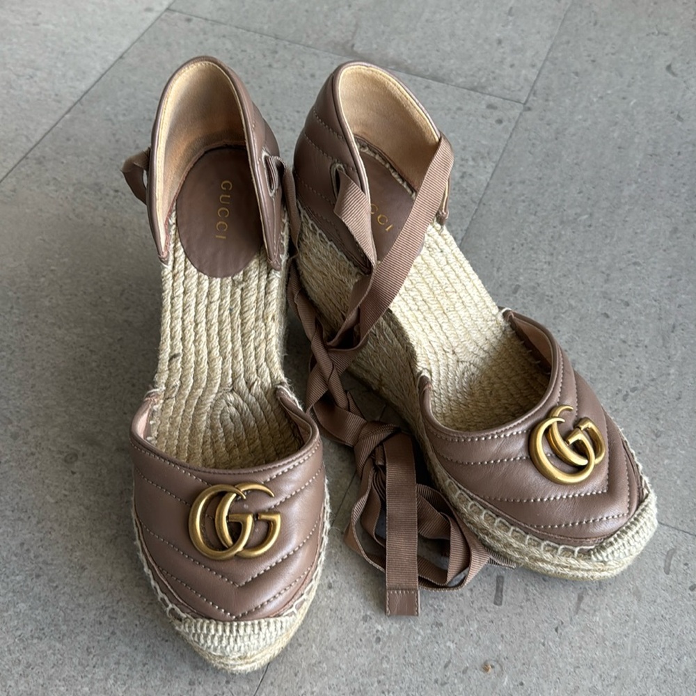 Double G Logo Leather D'Orsay Pumps
Women's Size: 7